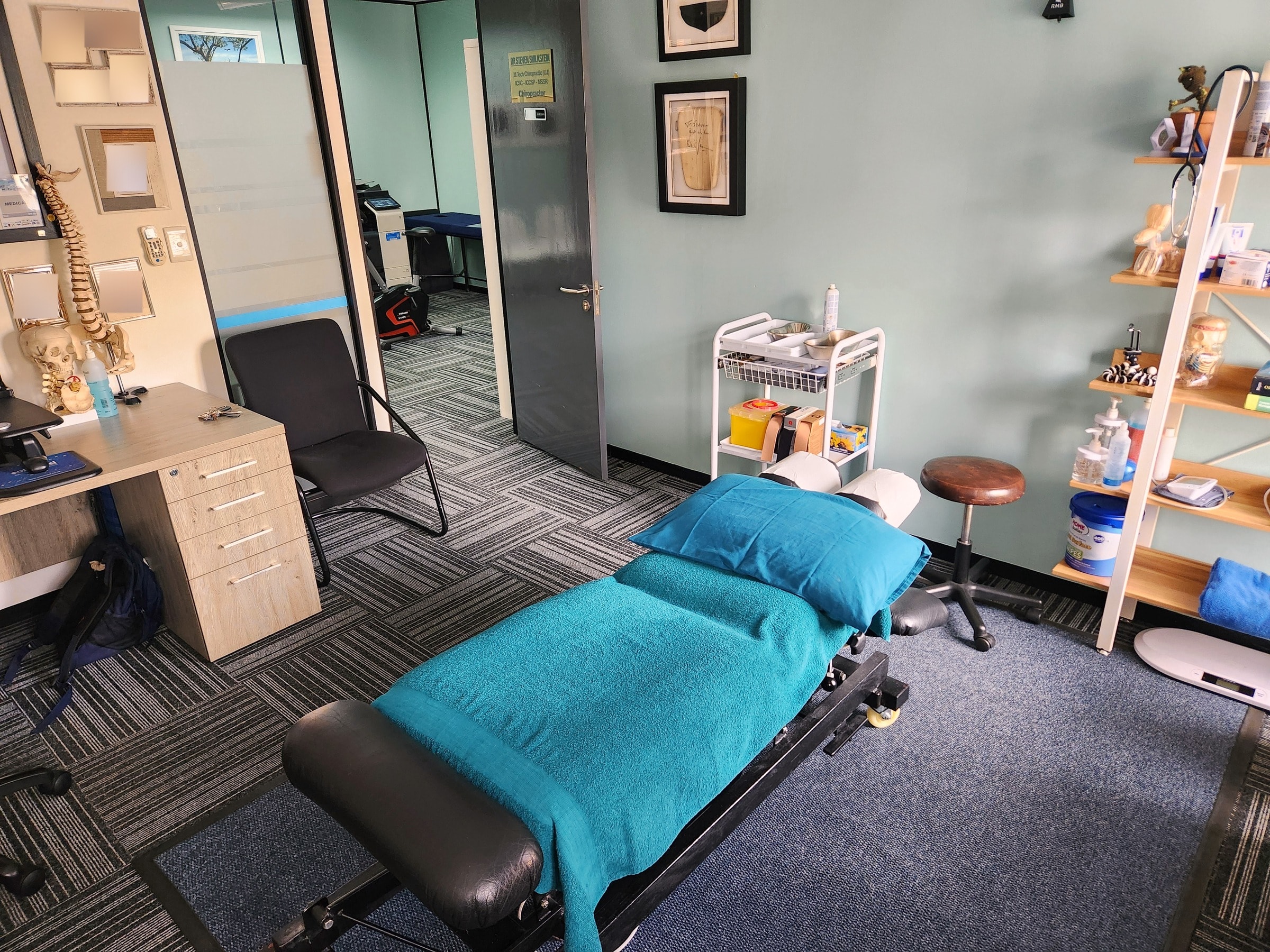 Steven's treatment room, with the treatment table in the middle